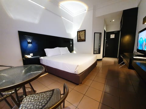 Deluxe Room | Minibar, in-room safe, free WiFi, bed sheets