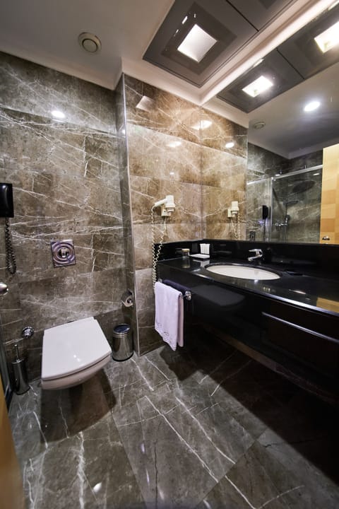 Standard Room | Bathroom | Free toiletries, hair dryer, bathrobes, slippers