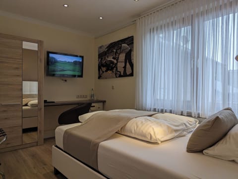 Single Room | Premium bedding, pillowtop beds, in-room safe, free WiFi