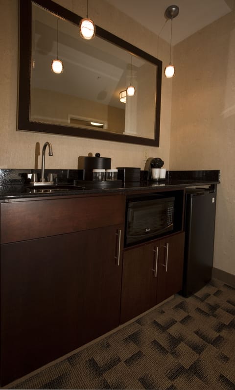 Executive Suite, Corner (2 Queens Beds, 1 Sofa Bed) | Private kitchenette | Fridge, microwave, coffee/tea maker