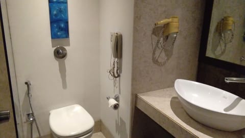 Club Room | Bathroom | Shower, rainfall showerhead, free toiletries, bathrobes