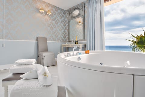 Romantic Suite | Jetted tub