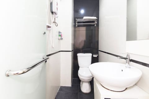 Family Suite | Bathroom | Shower, free toiletries, towels