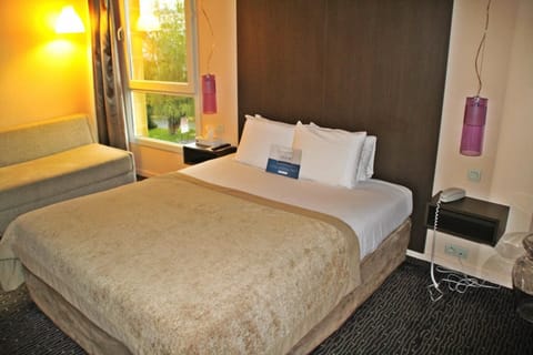 Standard Room, 1 Double Bed | Individually furnished, desk, blackout drapes, soundproofing
