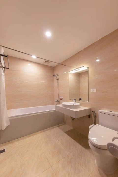 Executive Room | Bathroom | Combined shower/tub, deep soaking tub, free toiletries, bathrobes