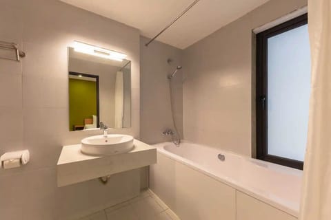 Deluxe Room | Bathroom | Combined shower/tub, deep soaking tub, free toiletries, bathrobes