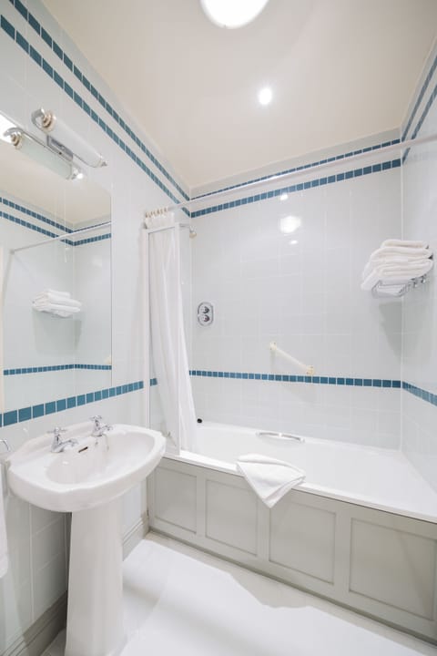 Classic Single Room | Bathroom | Combined shower/tub, free toiletries, hair dryer, bathrobes