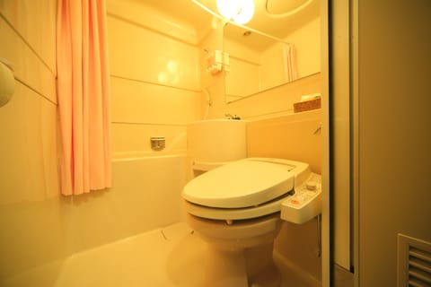 Combined shower/tub, free toiletries, slippers, electronic bidet