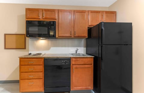 Standard Studio, 1 King Bed, Non Smoking, Refrigerator & Microwave | Private kitchen | Full-size fridge, microwave, stovetop, dishwasher