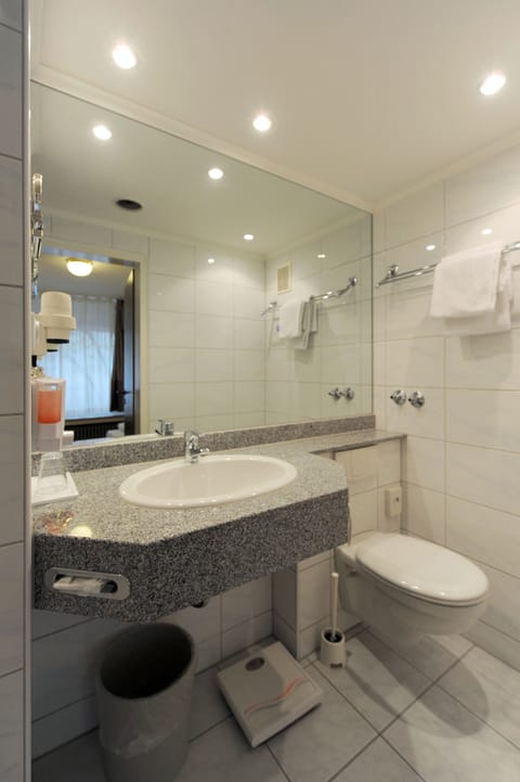 Single Room | Bathroom | Shower, hair dryer, towels, soap