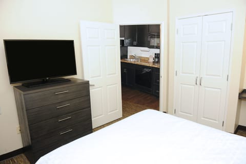 Suite, 1 Bedroom (1 Queen Bed) | Desk, blackout drapes, iron/ironing board, free cribs/infant beds