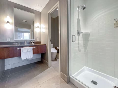 Premium King Room | Bathroom | Combined shower/tub, free toiletries, hair dryer, bathrobes