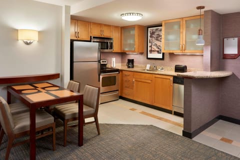 Suite, 2 Bedrooms, Balcony (Balcony) | Private kitchen | Fridge, microwave, stovetop, dishwasher