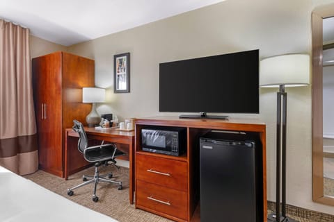 1 King Bed, Nonsmoking | Desk, blackout drapes, iron/ironing board, free cribs/infant beds