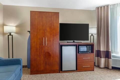 Desk, blackout drapes, iron/ironing board, free cribs/infant beds