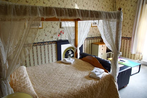 Four-Poster Room | Desk, iron/ironing board, free WiFi, bed sheets