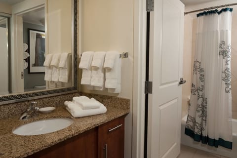 Combined shower/tub, free toiletries, hair dryer, towels