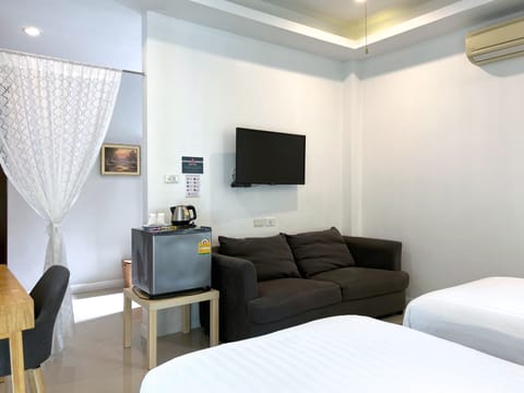 Deluxe Twin Room | Mini-refrigerator