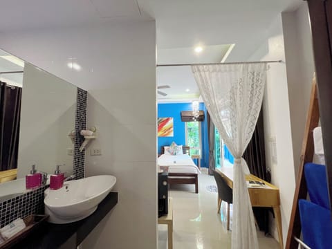 Deluxe Twin Room | Bathroom | Shower, rainfall showerhead, free toiletries, hair dryer