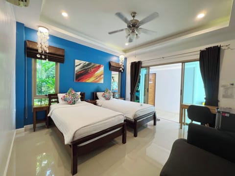 Deluxe Twin Room | In-room safe, desk, blackout drapes, free WiFi