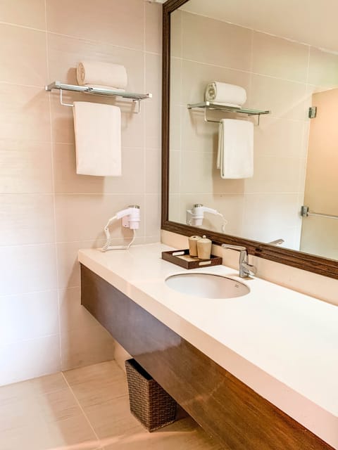 Standard Room, Garden View | Bathroom | Shower, rainfall showerhead, designer toiletries, bathrobes