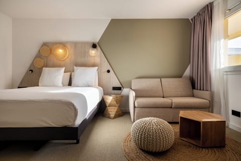 Deluxe Room, 1 Double Bed with Sofa bed | Minibar, desk, blackout drapes, soundproofing