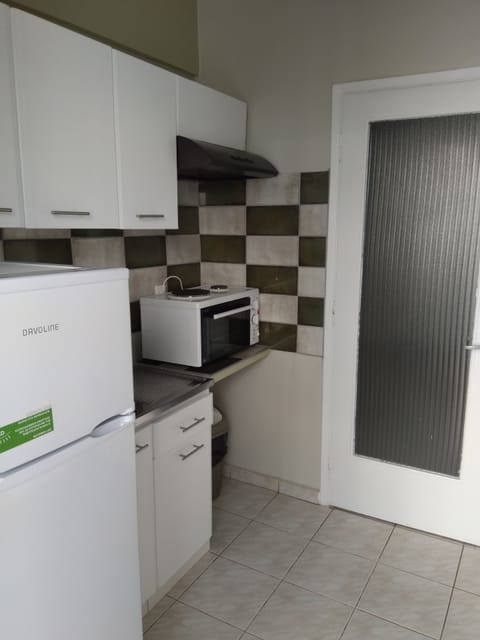 Apartment, 2 Bedrooms (5 Adults) | Private kitchenette | Fridge, stovetop, electric kettle, highchair