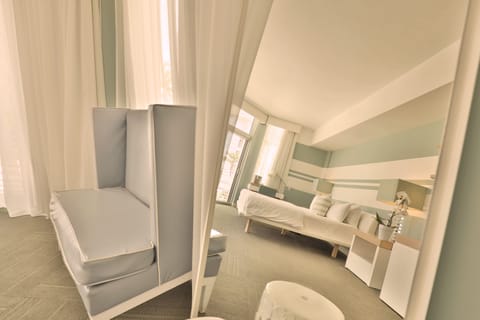 Grand Room, 1 King Bed, Partial Ocean View | Premium bedding, minibar, in-room safe, desk