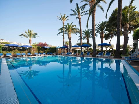 Indoor pool, seasonal outdoor pool, sun loungers