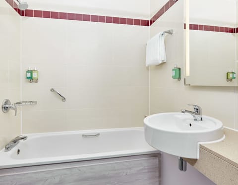 Combined shower/tub, free toiletries, hair dryer, towels