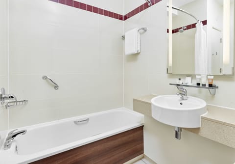 Executive Room | Bathroom | Combined shower/tub, free toiletries, hair dryer, towels