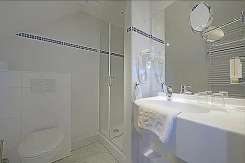 Double Room | Bathroom | Shower, free toiletries, hair dryer, towels