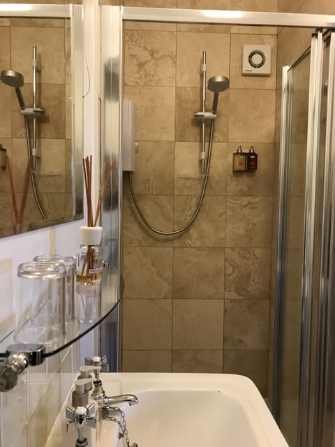 Classic Twin Room | Bathroom | Shower, free toiletries, hair dryer, towels