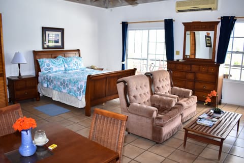 Suite, 1 Queen Bed with Sofa bed, Balcony, Ocean View (Admiral's) | Individually decorated, individually furnished, iron/ironing board