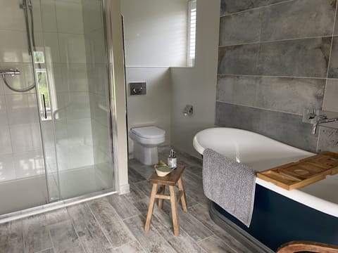 Deluxe Double Room | Deep soaking bathtub