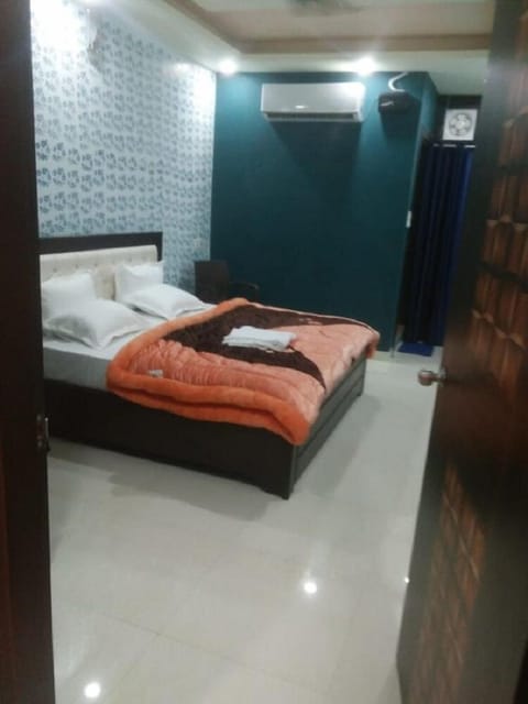 Standard Room, 1 Bedroom, Executive Level | Blackout drapes, soundproofing, iron/ironing board, free WiFi