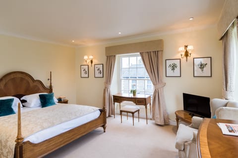 Deluxe Double Room, 1 King Bed | Individually decorated, individually furnished, desk, laptop workspace