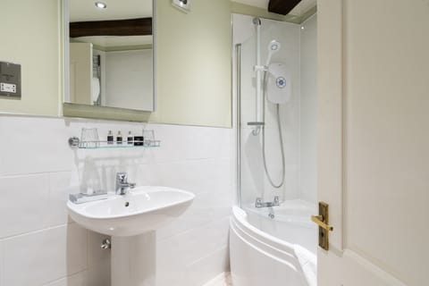 Superior Double Room | Bathroom | Free toiletries, hair dryer, towels