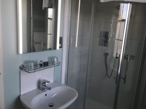 Classic Double Room, 1 Double Bed | Bathroom | Free toiletries, hair dryer, towels