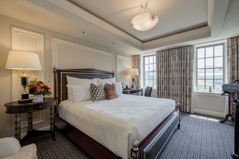Premier Room, 1 King Bed | Premium bedding, down comforters, pillowtop beds, minibar