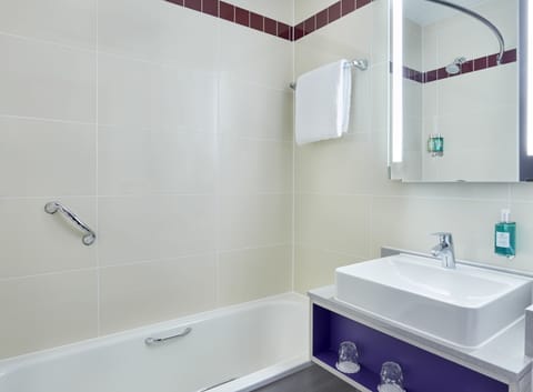 Combined shower/tub, hair dryer, towels