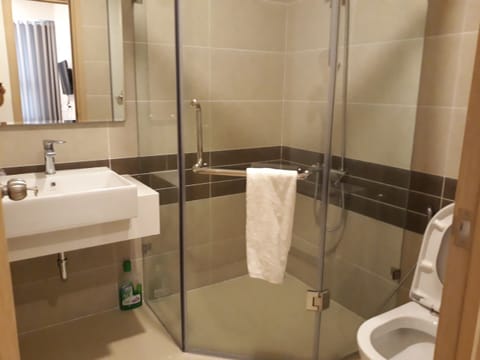 Shower, jetted tub, free toiletries, hair dryer