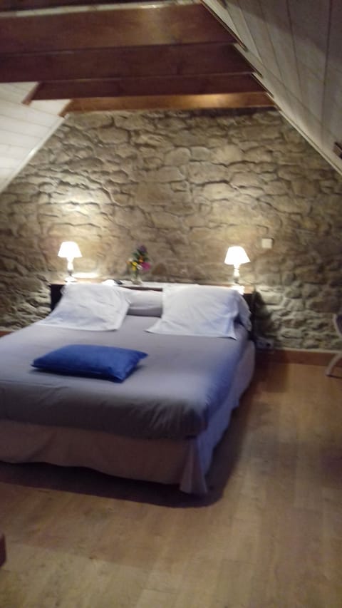 Double Room (Kambr-Bihan) | Desk, iron/ironing board, free WiFi, bed sheets