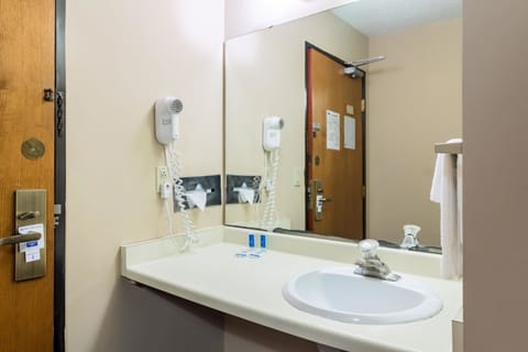Standard Room, 2 Queen Beds, Non Smoking | Bathroom | Hair dryer, towels