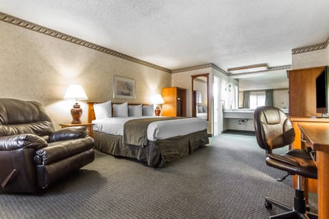 Standard Room, 1 King Bed, Non Smoking | In-room safe, desk, laptop workspace, blackout drapes