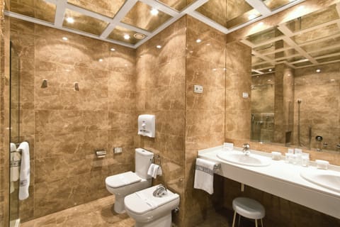 Superior Room | Bathroom | Deep soaking tub, free toiletries, hair dryer, bathrobes