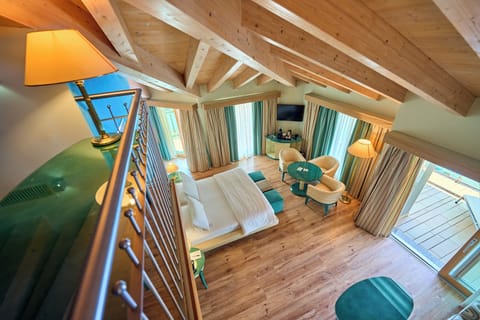 Deluxe Suite, Jetted Tub | Premium bedding, down comforters, minibar, in-room safe