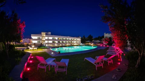 Seasonal outdoor pool, open 9:00 AM to 7:00 PM, pool umbrellas