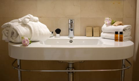 Deluxe Double or Twin Room | Bathroom | Free toiletries, hair dryer, slippers, bidet