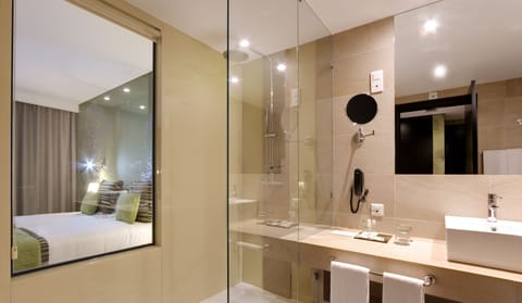 Superior Twin Room | Bathroom | Free toiletries, hair dryer, bidet, towels